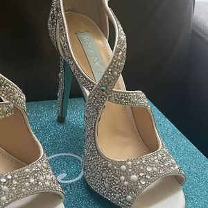 BETSY JOHNSON LADIES SHOES - Sz 5